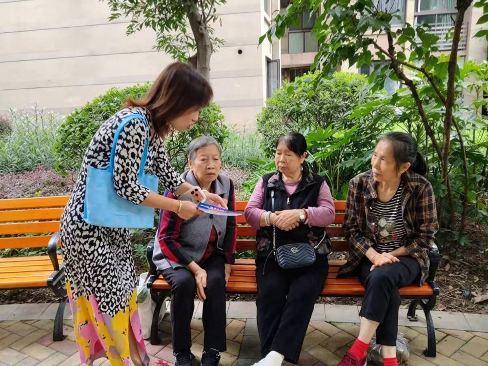 两江新区龙塔街道开展居民医保参保缴费宣传